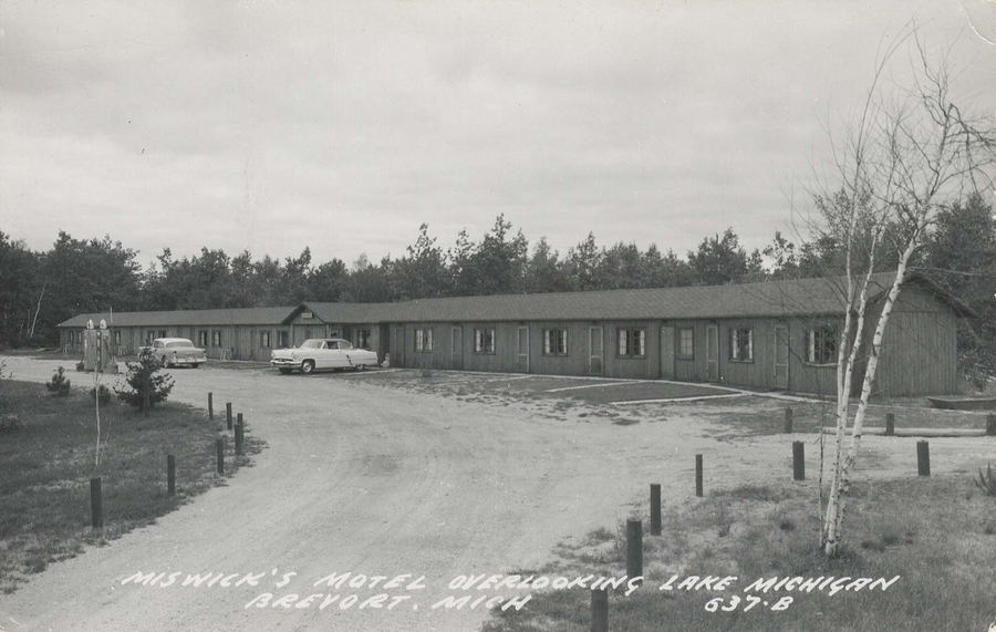 Miswicks Modern Motel - Vintage Postcard (newer photo)